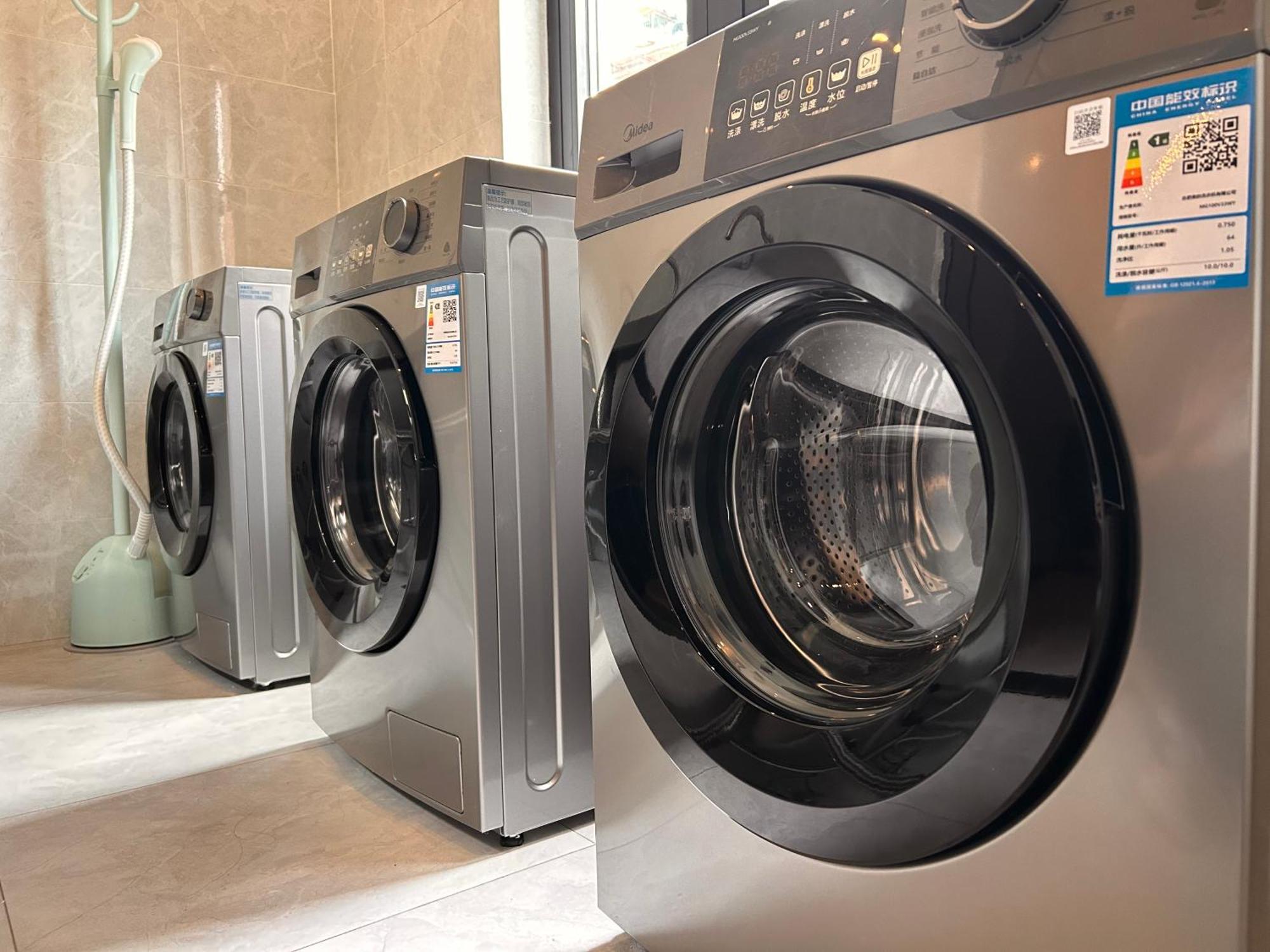 Dayin International Youth -near People's Square & Old Town -social Area -bar -cafe -gym -free Laundry Luggage Storage -24h Front Desk -english Service *
