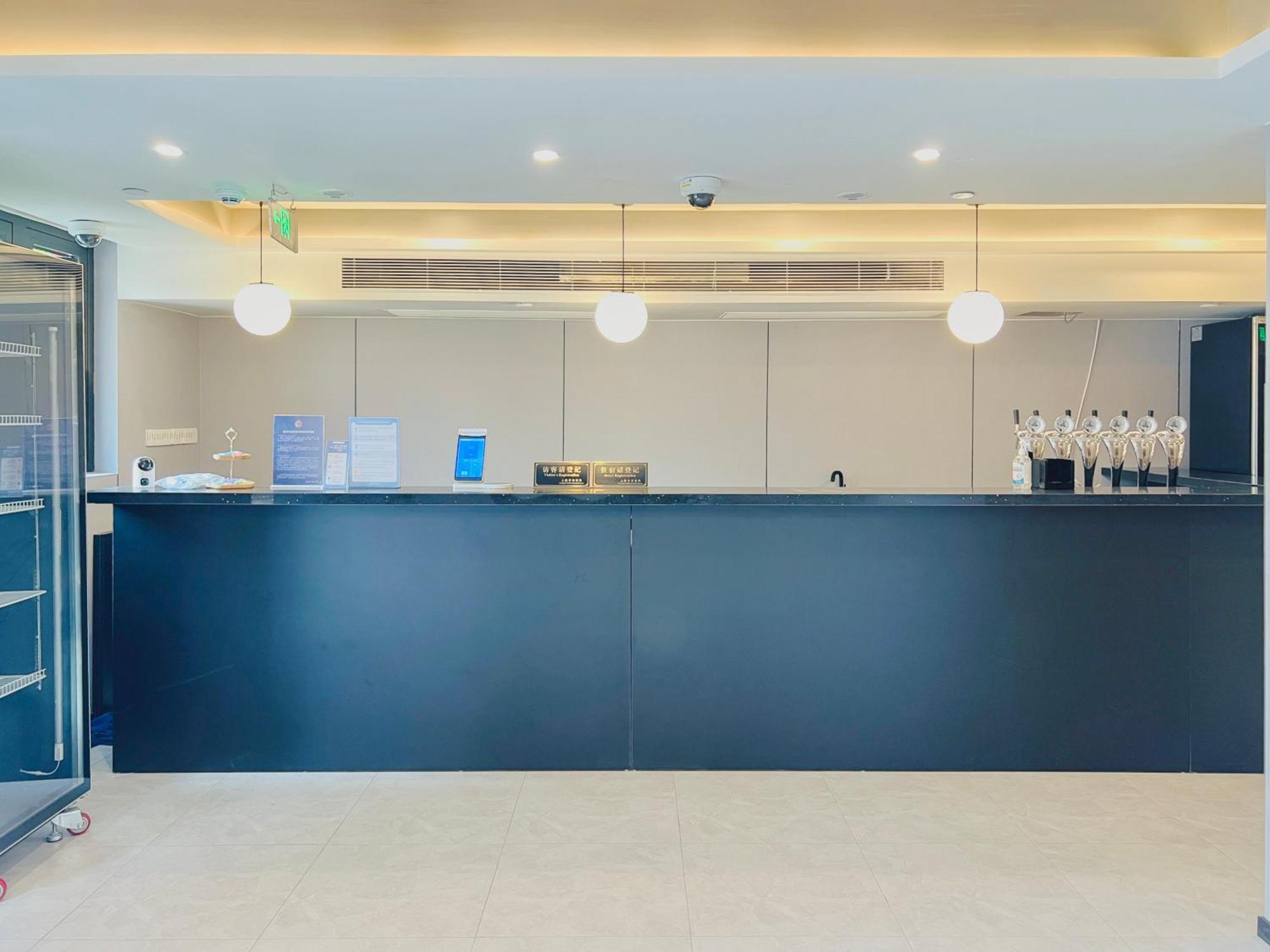 Dayin International Youth -near People's Square & Old Town -social Area -bar -cafe -gym -free Laundry Luggage Storage -24h Front Desk -english Service *