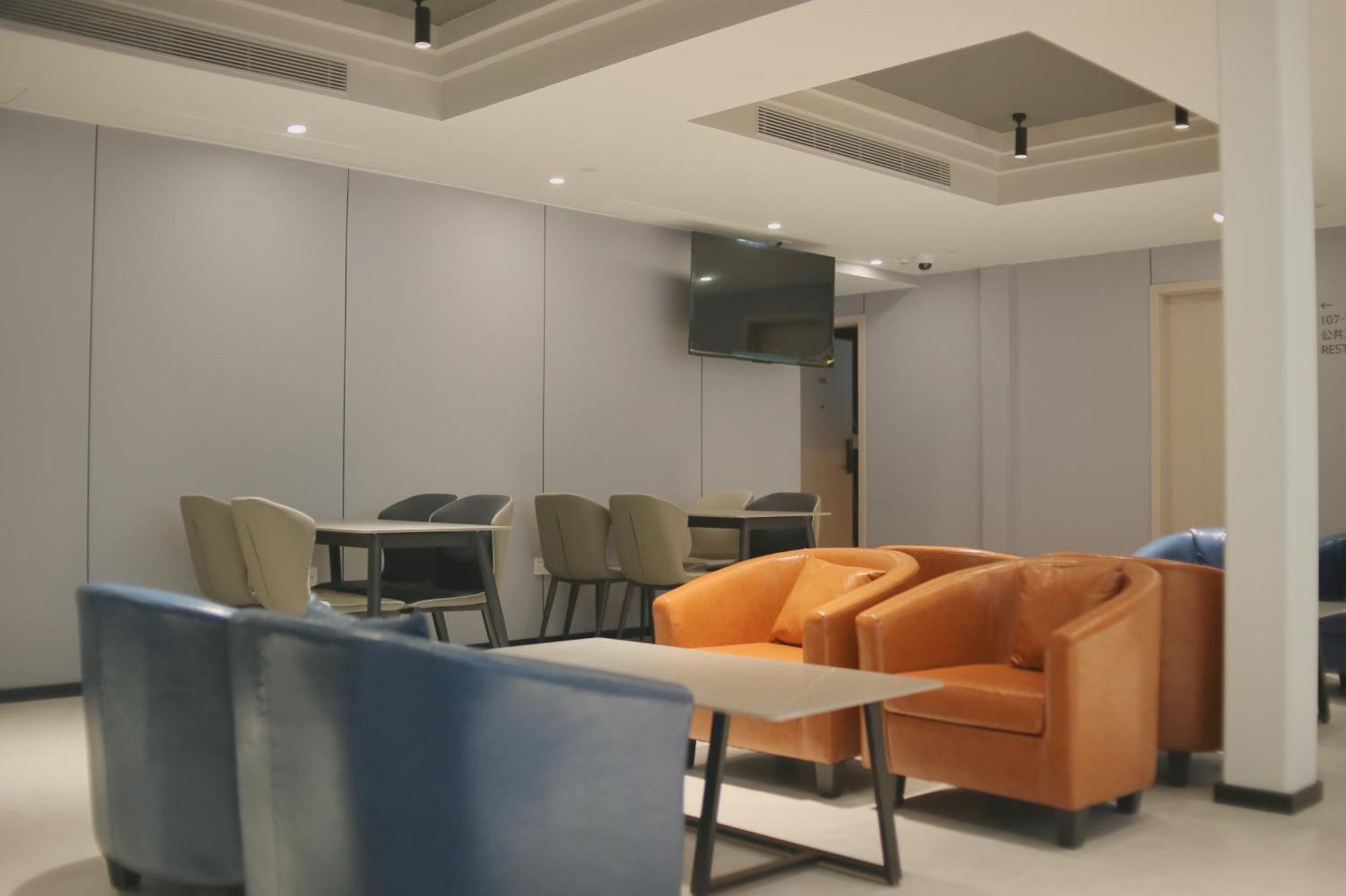 Dayin International Youth -near People's Square & Old Town -social Area -bar -cafe -gym -free Laundry Luggage Storage -24h Front Desk -english Service