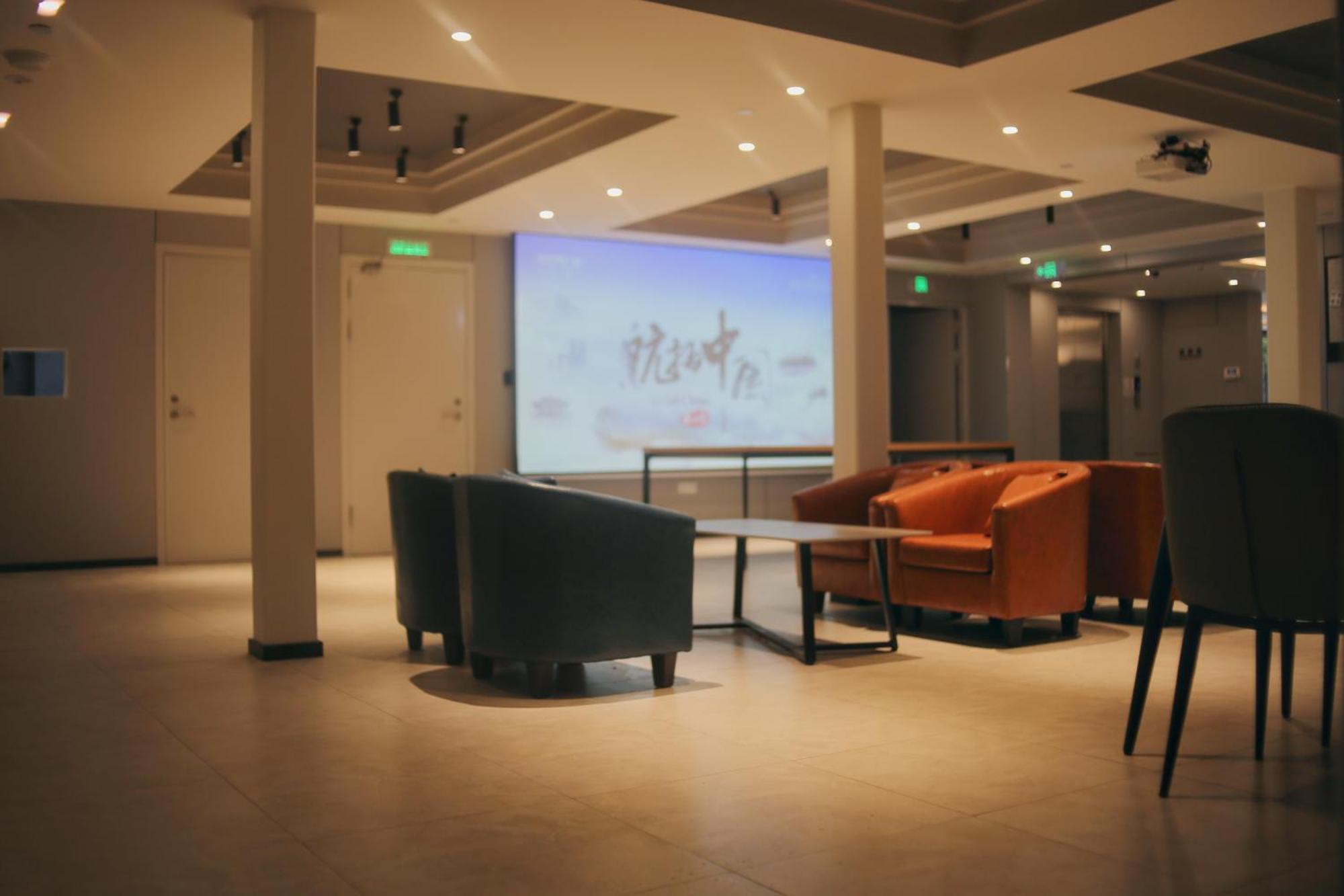 Dayin International Youth -near People's Square & Old Town -social Area -bar -cafe -gym -free Laundry Luggage Storage -24h Front Desk -english Service * Thượng Hải
