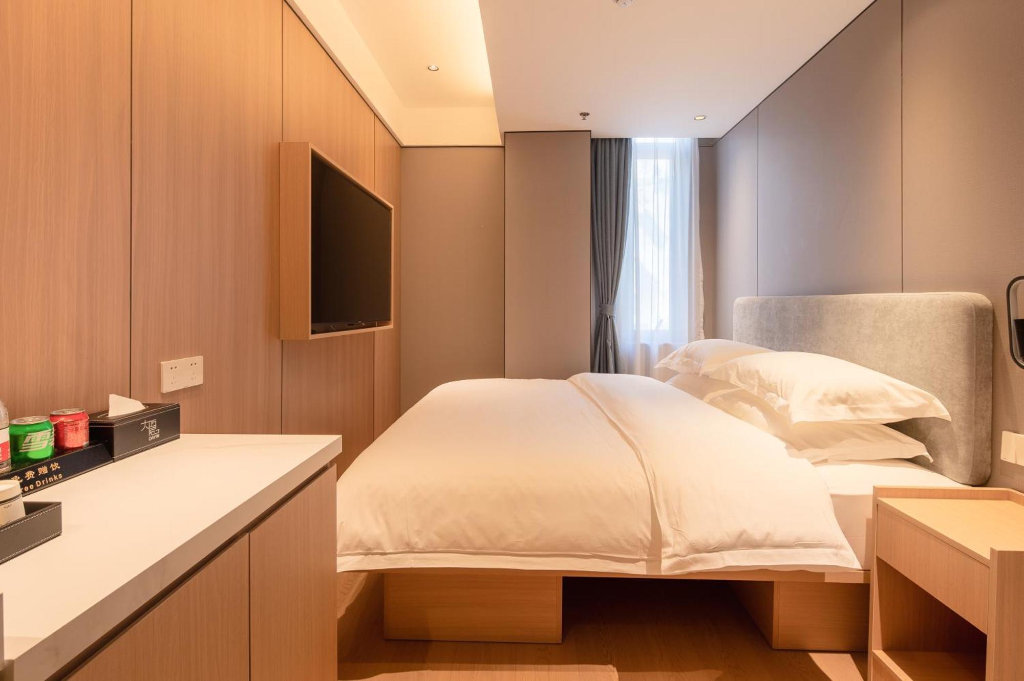 Dayin International Youth -near People's Square & Old Town -social Area -bar -cafe -gym -free Laundry Luggage Storage -24h Front Desk -english Service
